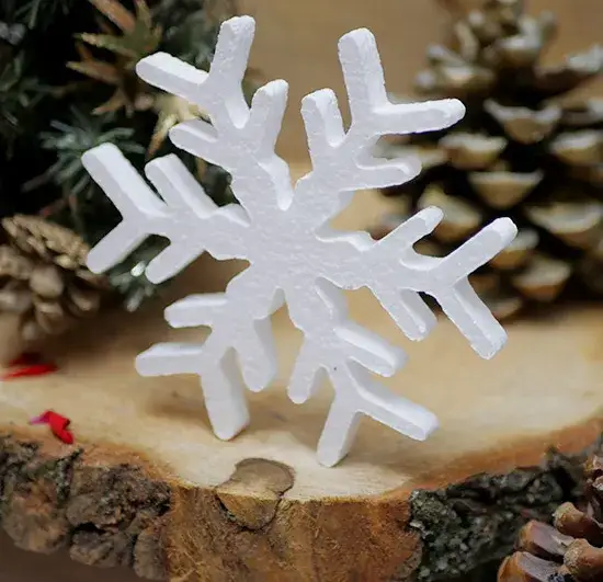 dekorowanie styropianowych ozd&oacute;b brokatem śniegiem