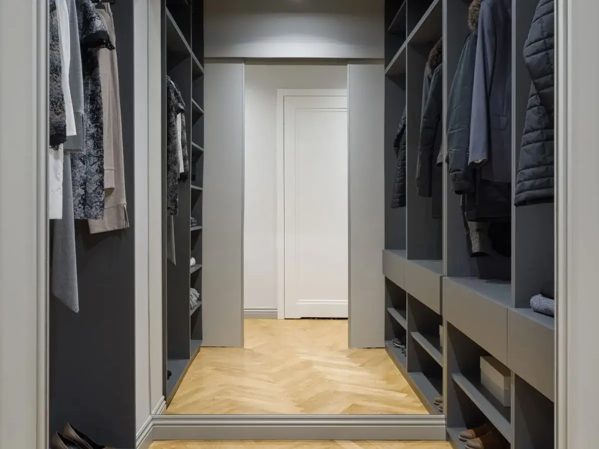 Błędy w aranżacji garderoby bez drzwi