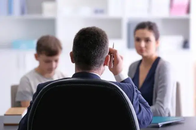 rodzic rozmawiający z pedagogiem w szkole