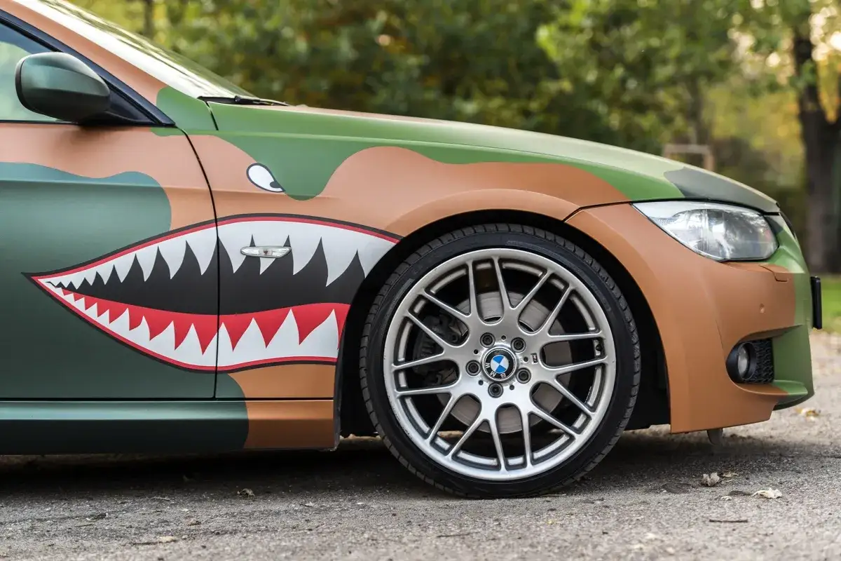 BMW z malowaniem maski w stylu 