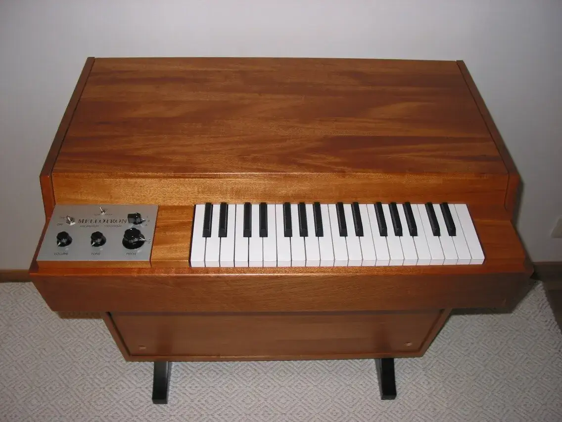 różne typy instrumentów muzyki elektronicznej