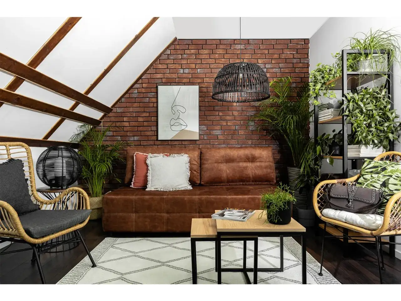 Przytulny salon z brązową kanapą i oświetleniem ściany z cegły. Wnętrze zdobią rośliny i wiklinowe meble.