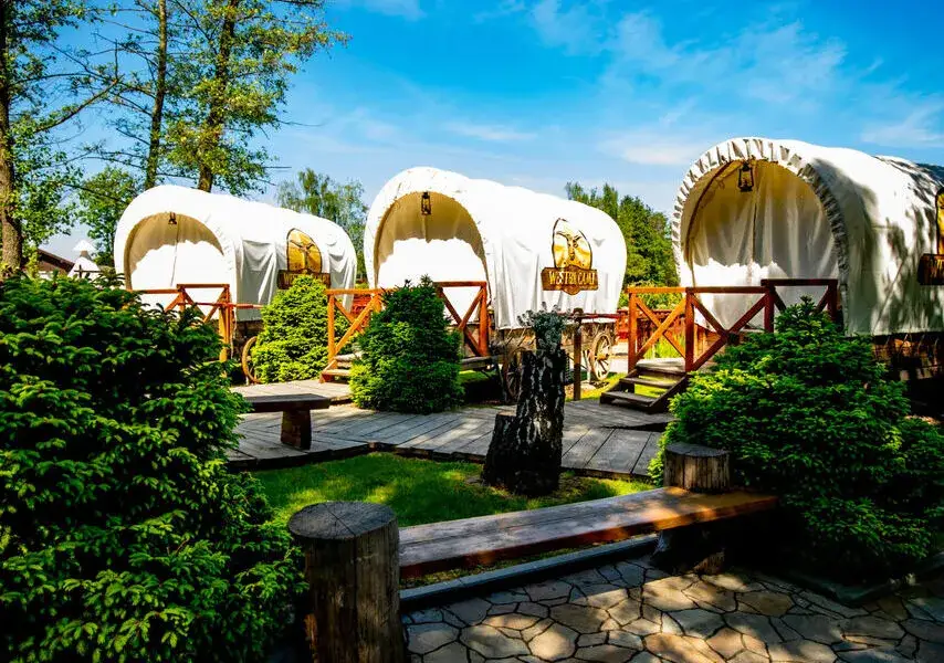 Western Camp Resort Energylandia tipi wozy domki