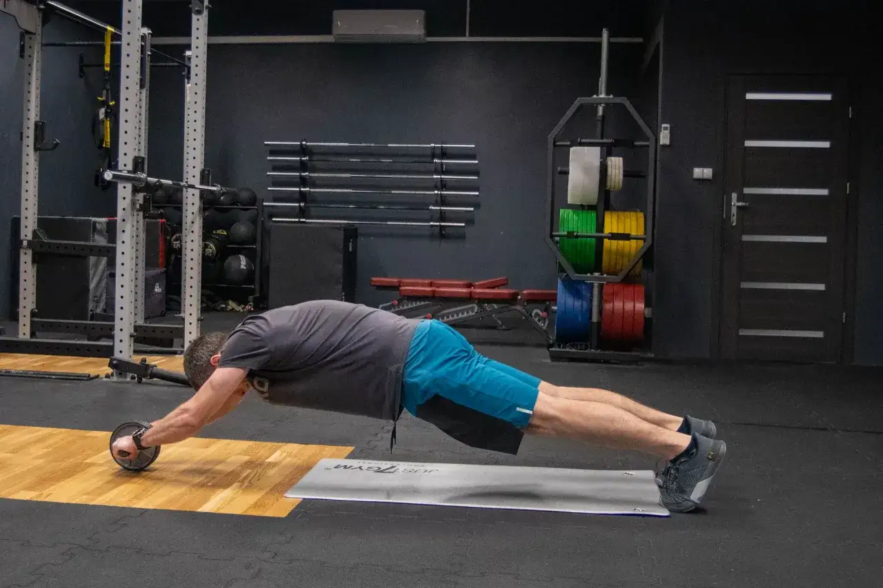 zaawansowane ćwiczenia na brzuch z ab wheel