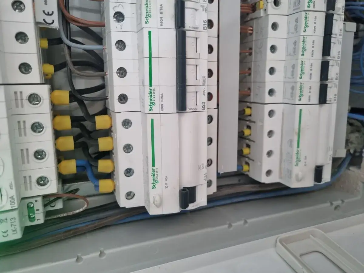 Instalacja elektryczna z wyłącznikami. Zastanawiasz się, ile kosztuje podlicznik? To zależy od wielu czynników, ale warto zainwestować w bezpieczeństwo.