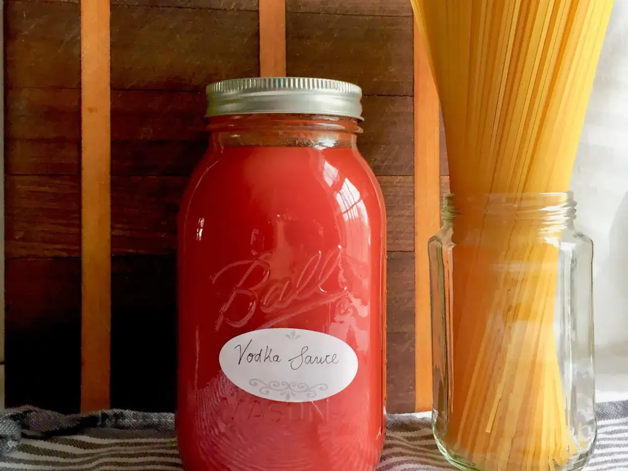 Słoik z domowym sosem do spaghetti o nazwie 