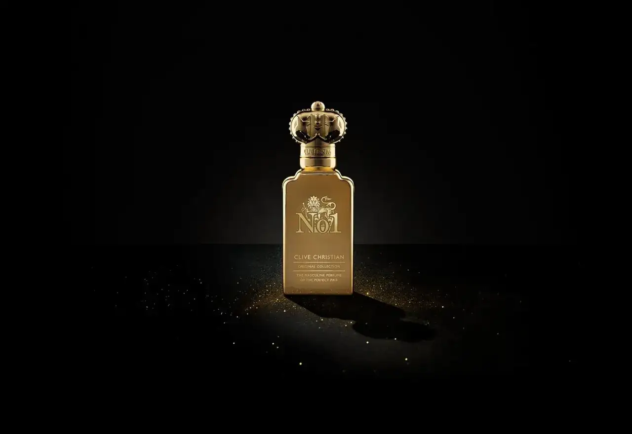 Złota butelka perfum Clive Christian No.1, symbol luksusu i kwintesencja tego, czym są perfumy niszowe.