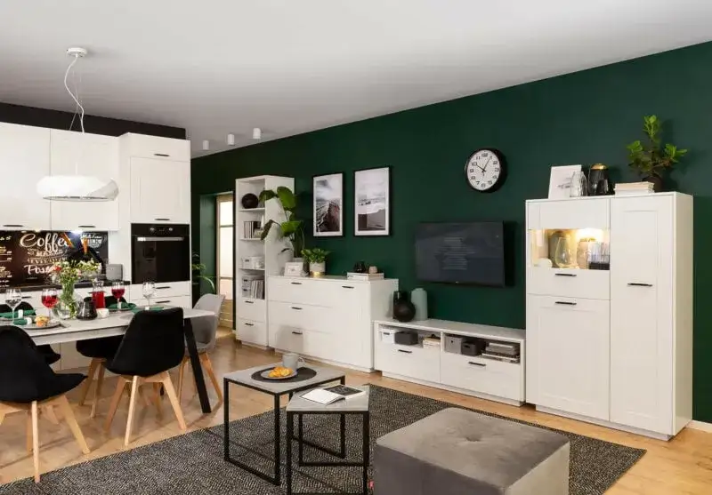 Białe meble z butelkową zielenią ściana