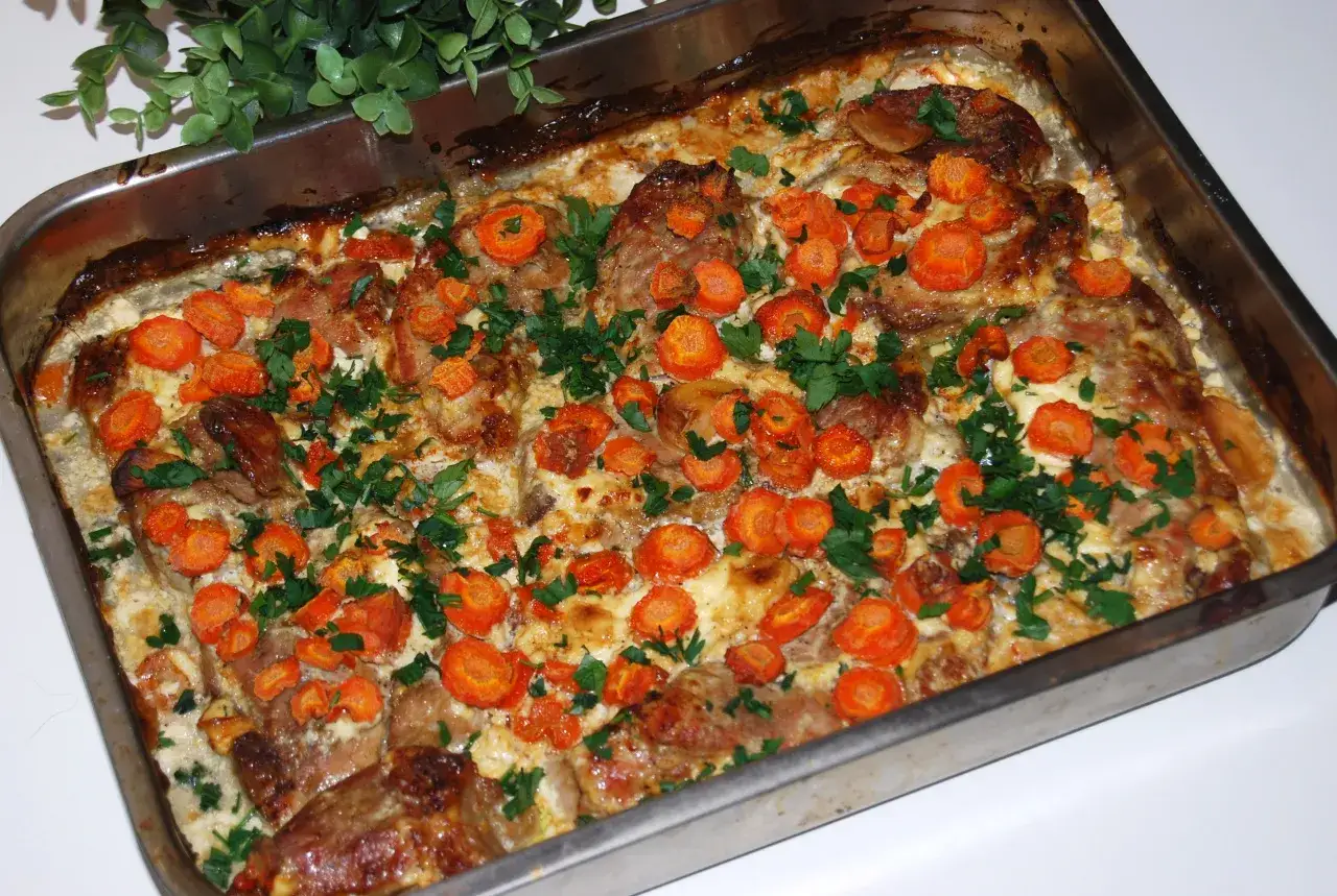 Pyszna zapiekanka z szynką, marchewką i ziołami. Idealny pomysł, co zrobić z szynką na obiad.