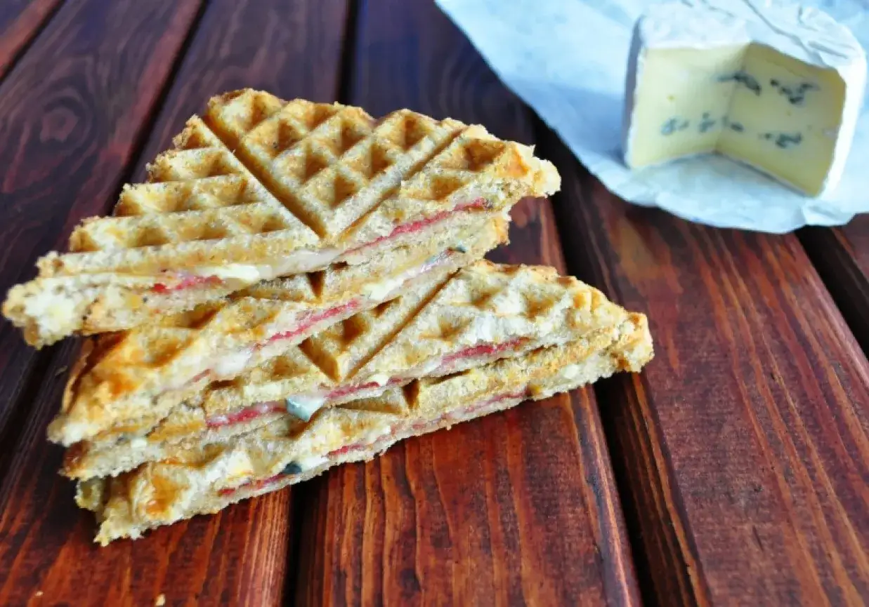 Chrupiące tosty z serem pleśniowym i wędliną, idealne na szybki posiłek.