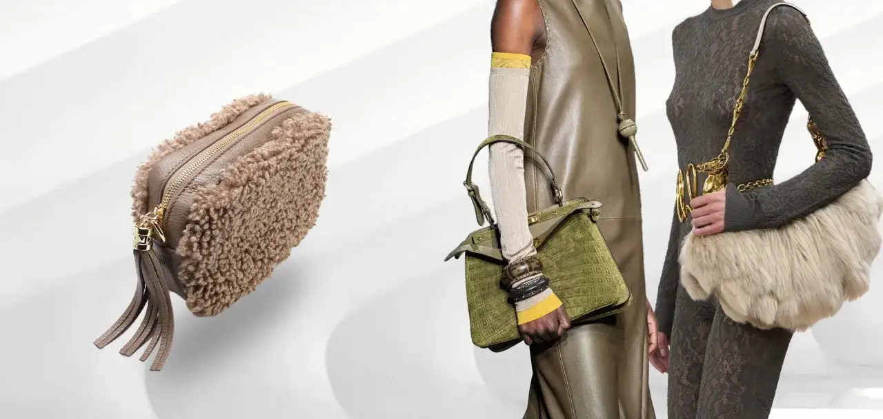 Modne torebki: beżowa z futerkiem, zielona z tłoczeniem krokodyla i puszysta w kremowym kolorze.