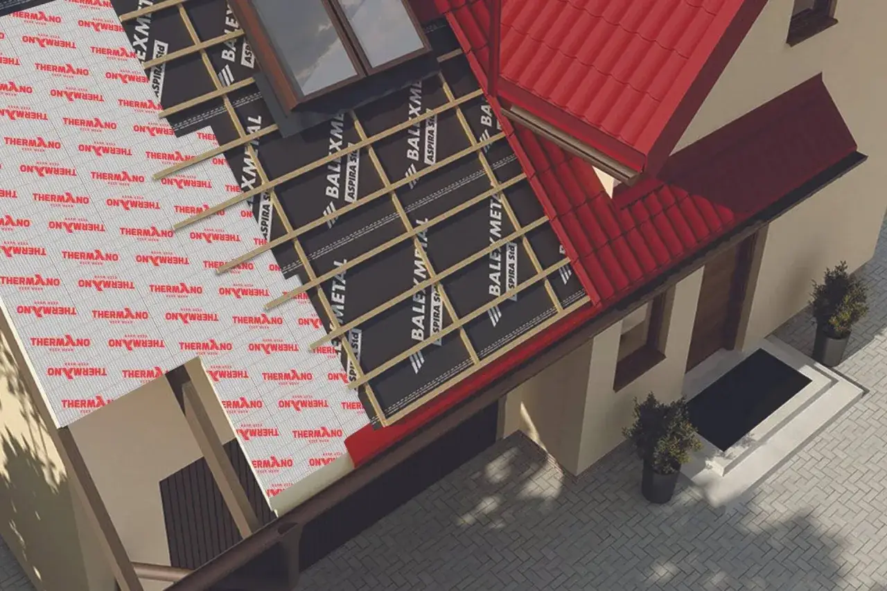 Ocieplenie dachu styropianem w trakcie budowy. Widoczne drewniane łaty, membrana dachowa i warstwy izolacji.