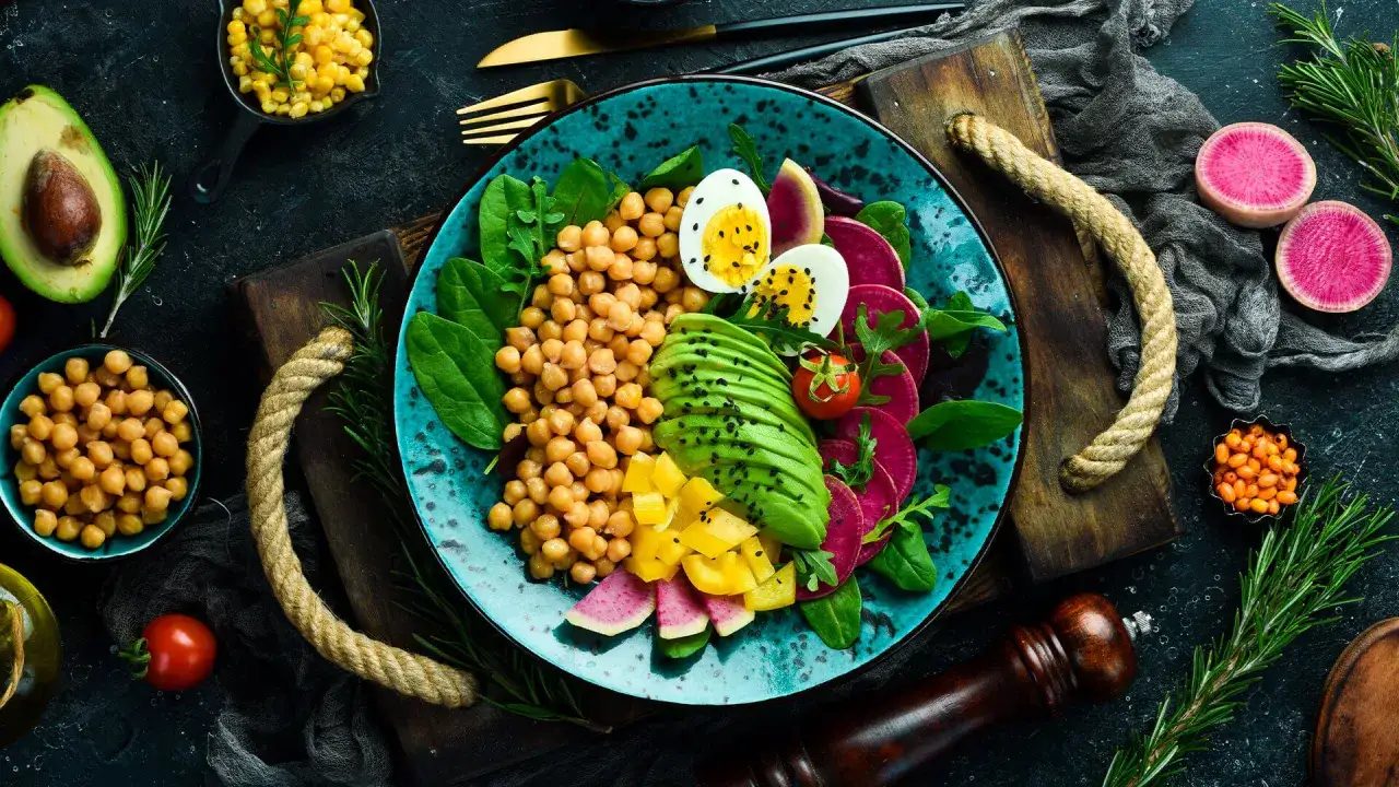 Kolorowa sałatka z ciecierzycą, awokado i jajkiem. Idealna dla tych, którzy szukają pomysłów, jak przytyć na diecie wegetariańskiej.