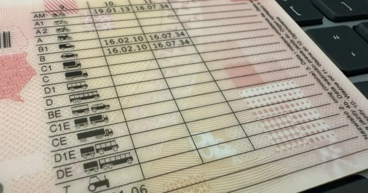 Na prawie jazdy widać datę ważności do 16.07.34, co odpowiada na pytanie, jak długo jest ważny kurs na prawo jazdy.