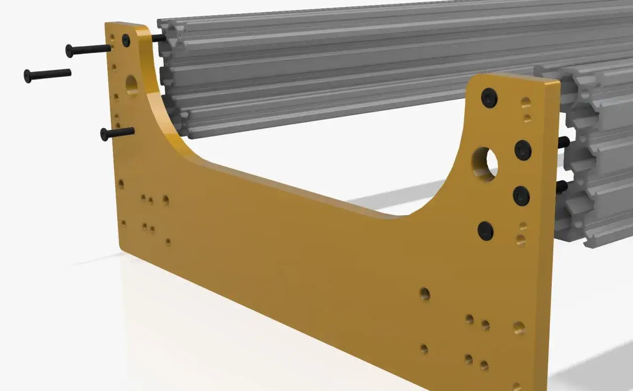 Elementy do budowy prowadnicy do piły stołowej: żółta płyta, szare profile aluminiowe i czarne śruby.