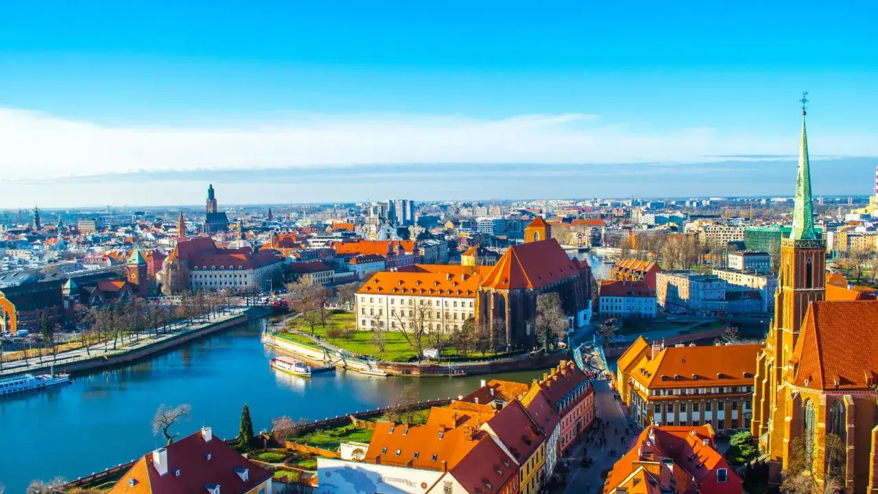 Widok z punkt widokowy Wrocław na Odrę, katedrę i zabytkowe kamienice.