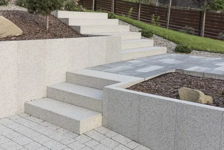 r&oacute;żne rodzaje śliskich schod&oacute;w w domu i na zewnątrz