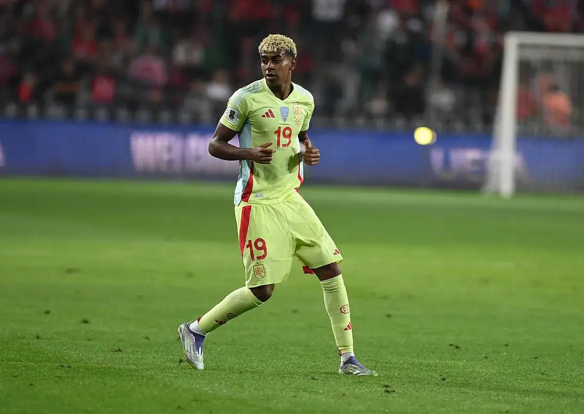 Piłkarz w żółtej koszulce z numerem 19 biegnie po boisku. Czy to jeden ze 100 najlepszych piłkarzy na świecie?