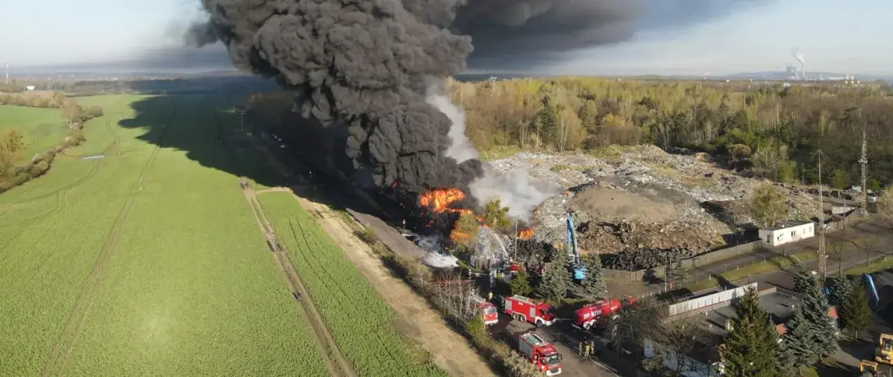 Pożar składowiska odpad&oacute;w