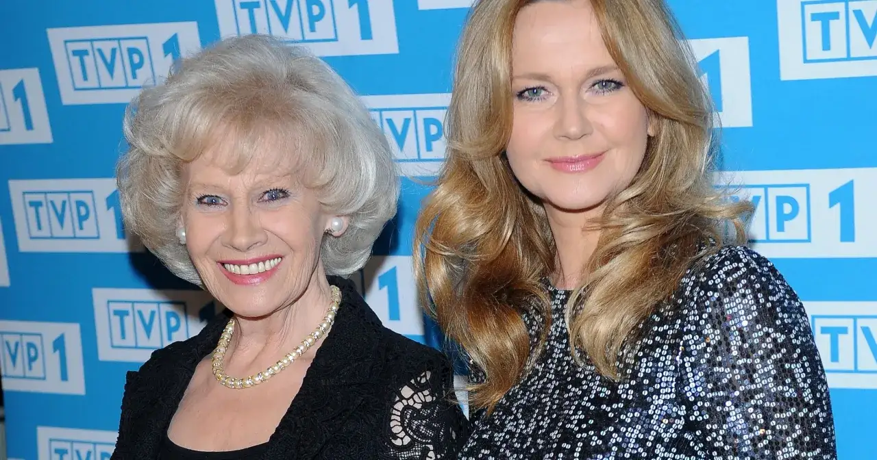 Dwie artystki, które dzieci gwiazd poszły w ślady rodziców i zrobiły karierę, pozują do zdjęcia na tle logo TVP1.