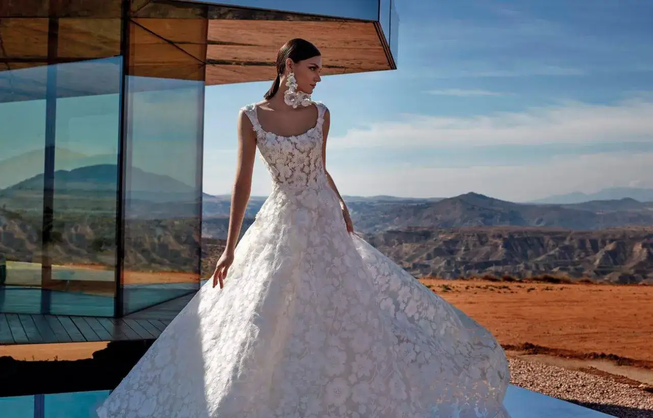 Zdjęcie Toczek ślubny do jakiej sukni? Odkryj idealne połączenia stylów