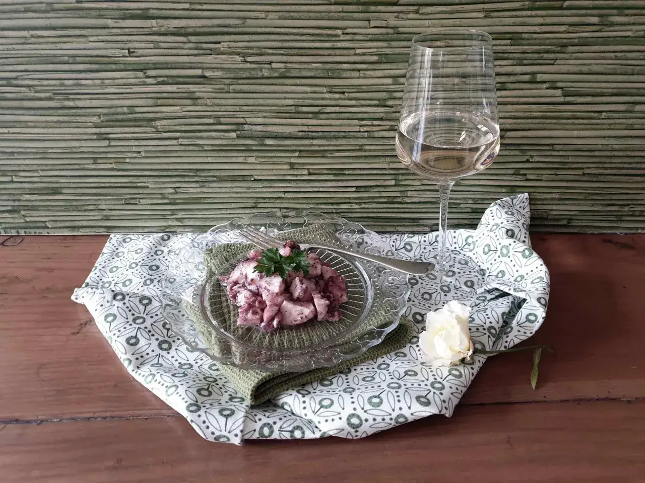 Bicchiere di vino bianco con insalata di polpo