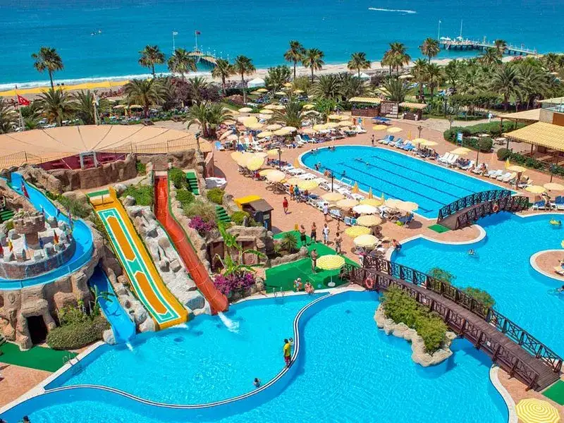 wakacje all-inclusive w Turcji hotel z basenem i zjeżdżalniami