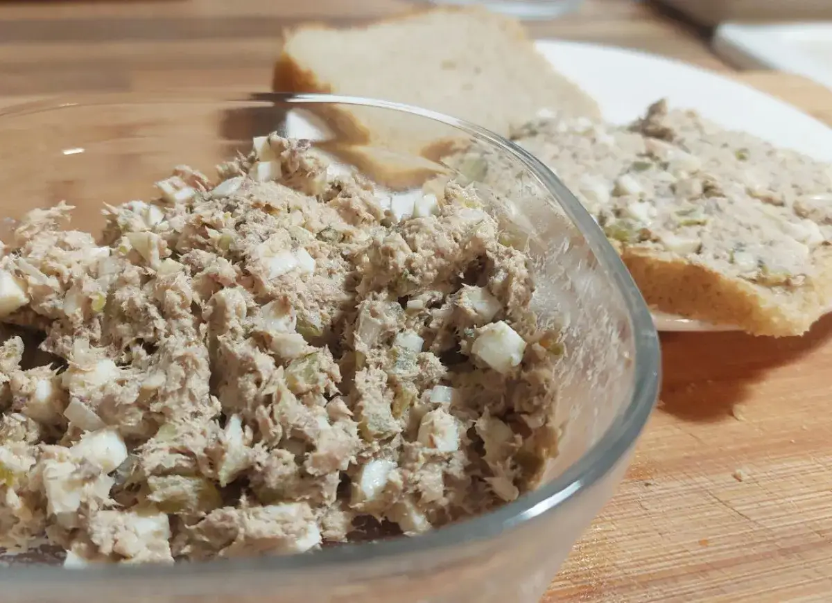 Domowa pasta z makreli z jajkiem i og&oacute;rkiem, gotowa do smarowania na świeżym pieczywie.