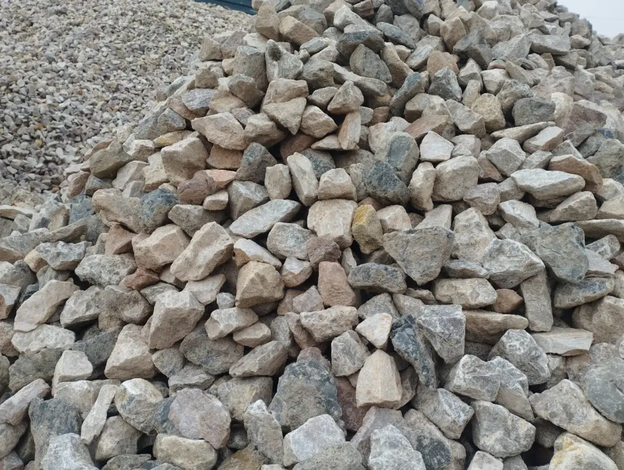 Góra kamieni, idealna na podjazd. Zastanawiasz się, ile kosztuje tłuczeń? Sprawdź cenę tej kruszonej skały.