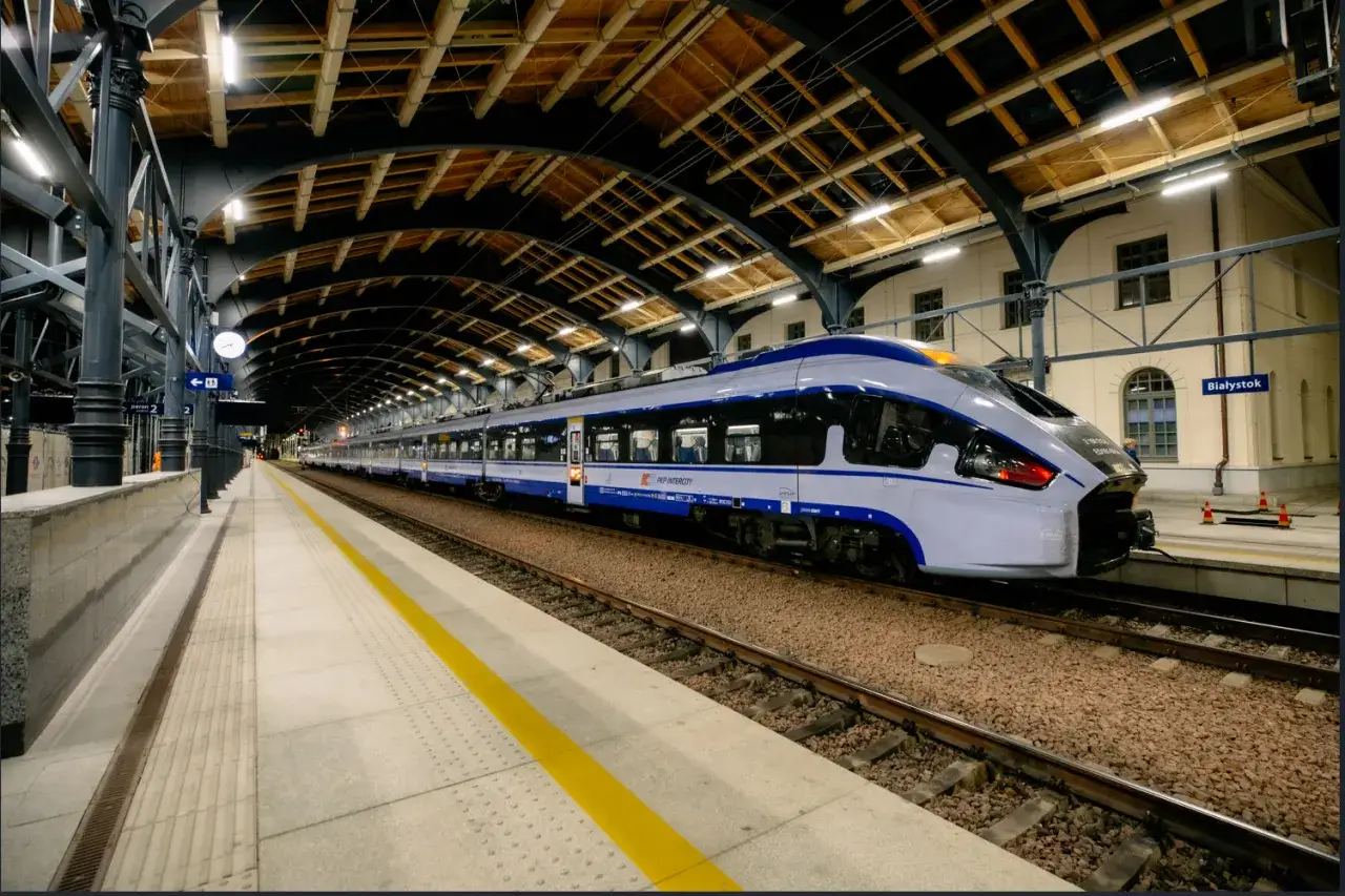 Nowoczesny pociąg PKP Intercity czeka na pasażerów na peronie. Ten pociąg białystok warszawa jest gotowy do podróży.