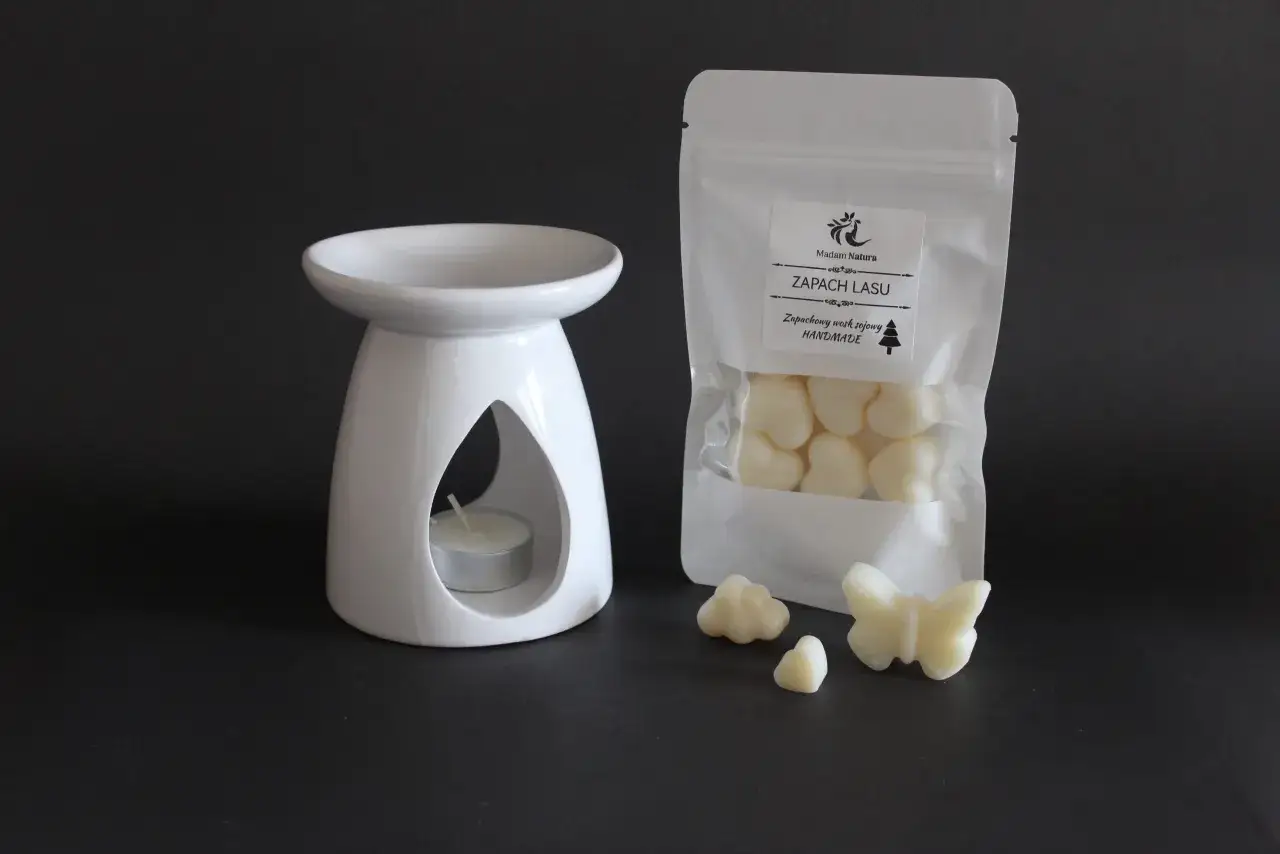 Biały kominek ceramiczny z podgrzewaczem i paczka wosków sojowych 