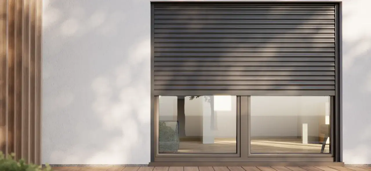 Nowoczesny dom z drewnianą elewacją i oknem z opuszczonymi żaluzjami zewnętrznymi elektrycznymi.