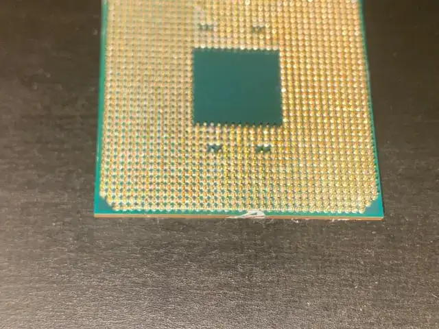 Procesor z pastą z ciekłego metalu, uszkodzony socket procesora