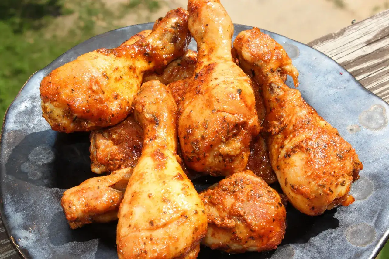 Soczyste udka z kurczaka, przyprawione i upieczone na talerzu. Idealne na obiad, dowiedz się jak upiec udka z kurczaka żeby były soczyste.