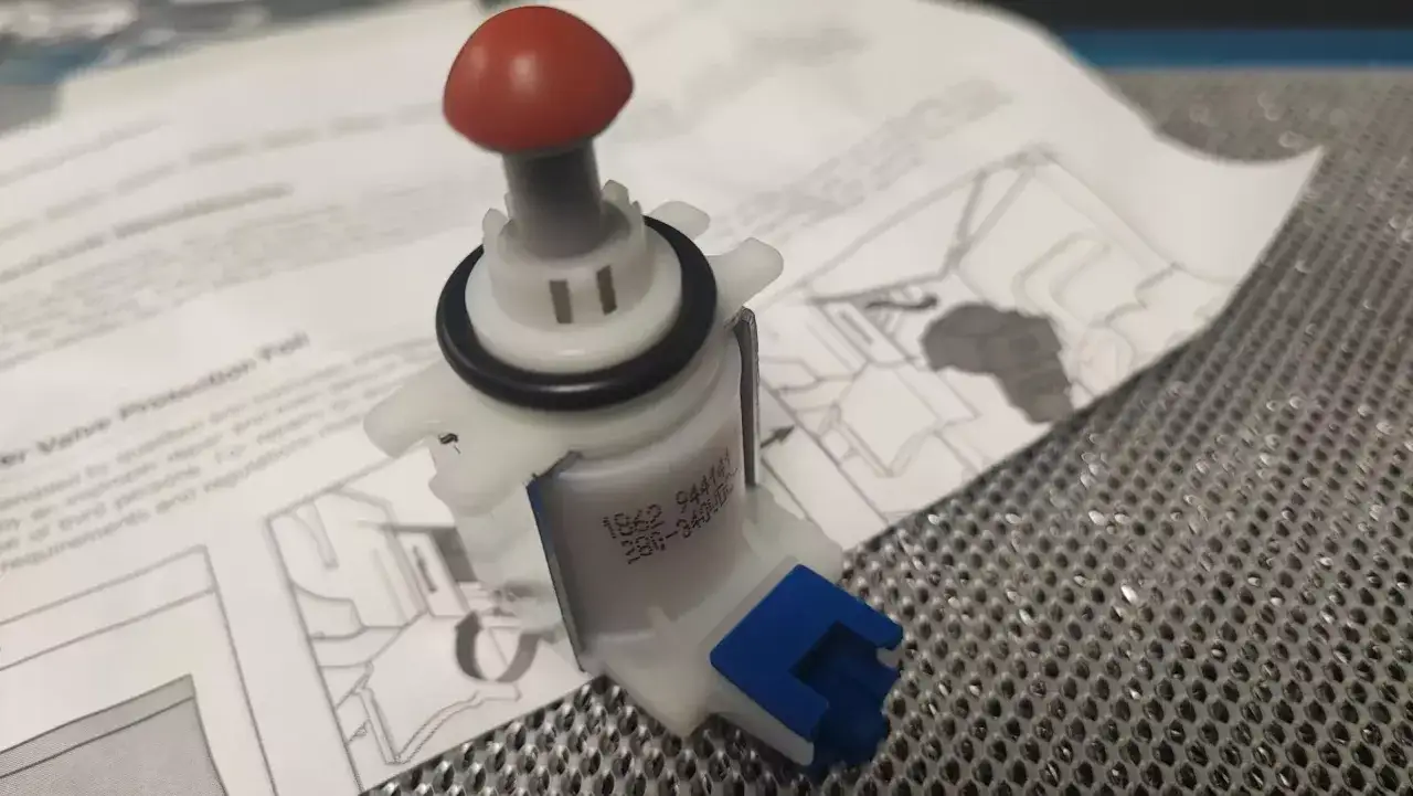 Elektrozawór zmywarki z instrukcją. Dowiedz się, jak sprawdzić elektrozawór w zmywarce, by zapewnić jej prawidłowe działanie.