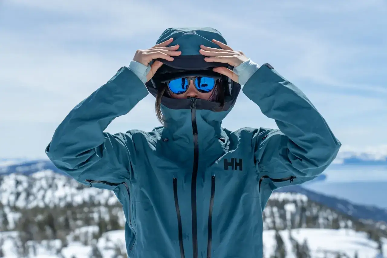 Metki odzieży snowboardowej, parametry wodoodporności i oddychalności