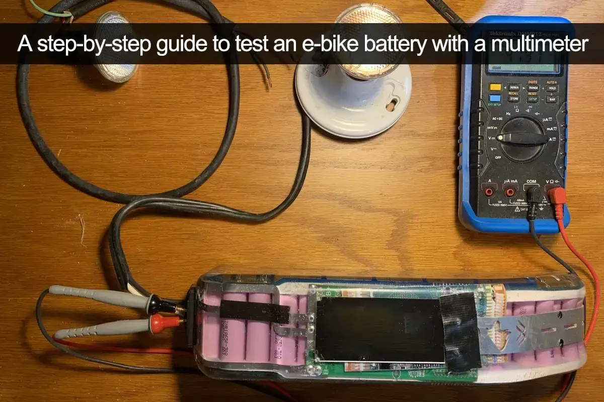 Jak sprawdzić baterię w rowerze elektrycznym? Multimetr podłączony do ogniw pokazuje napięcie.