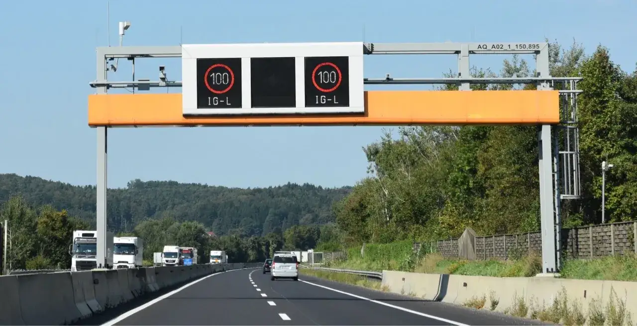 Na autostradzie w Austrii obowiązuje ograniczenie prędkości do 100 km/h.