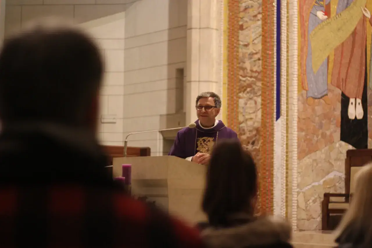 Ks Jan Rzeźnik, egzorcysta, przemawia przy ambonie w kościele.