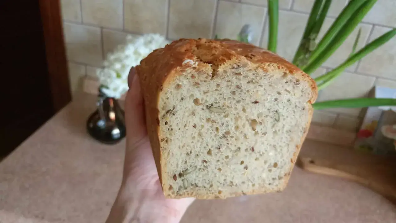 Domowy chleb z ziarnami, idealny na śniadanie. Zastanawiasz się, ile chleba na 20 osób? Ten bochenek to dobry początek!