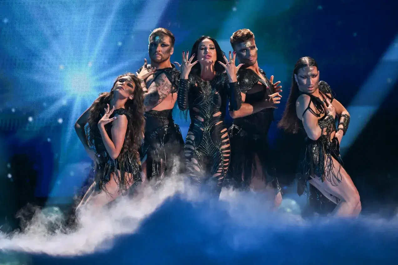 Pięć os&oacute;b w mrocznych strojach na scenie, otoczonych dymem. Czy to finał Eurowizji i ile kraj&oacute;w w finale?