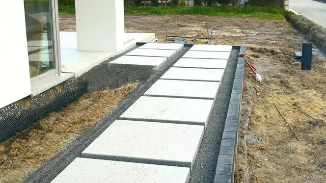 podjazd z płyt gresowych i betonowych porównanie