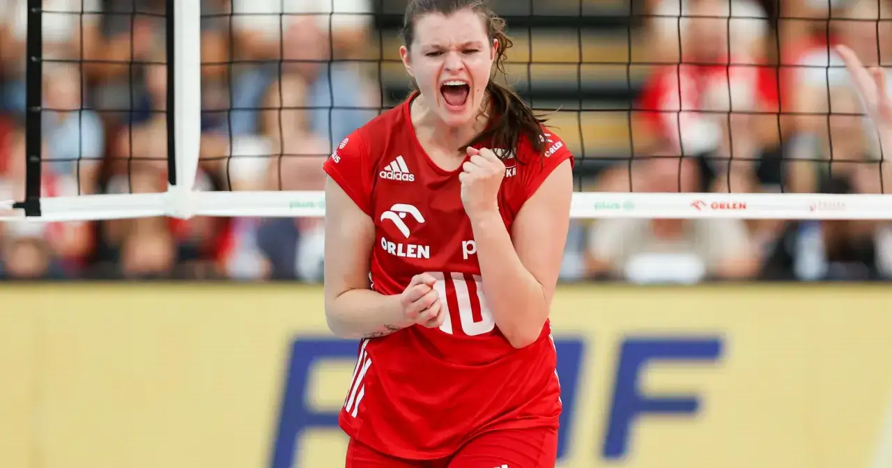 Siatkarka w czerwonej koszulce krzyczy z radości, świętując punkt w meczu Ligi Mistrzów siatkówka.