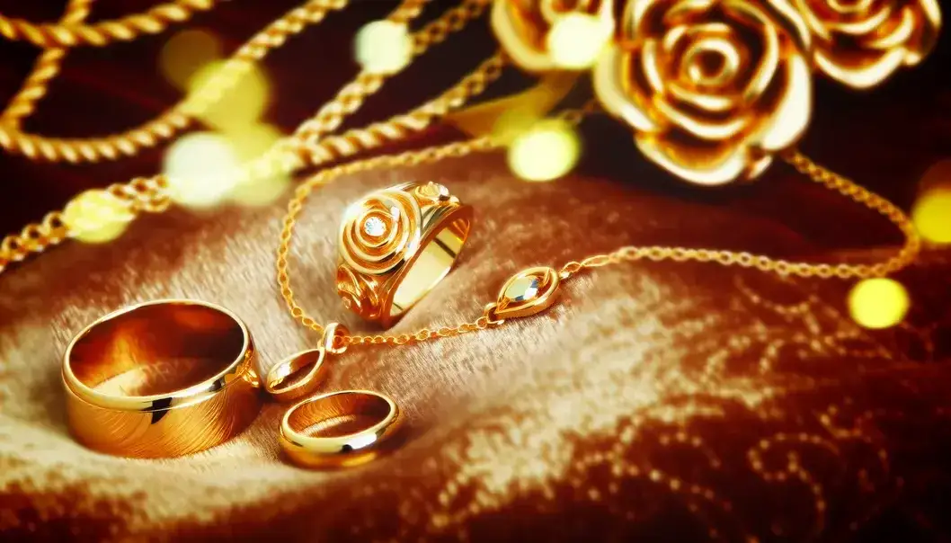 złote prezenty na 50 rocznicę ślubu biżuteria monety