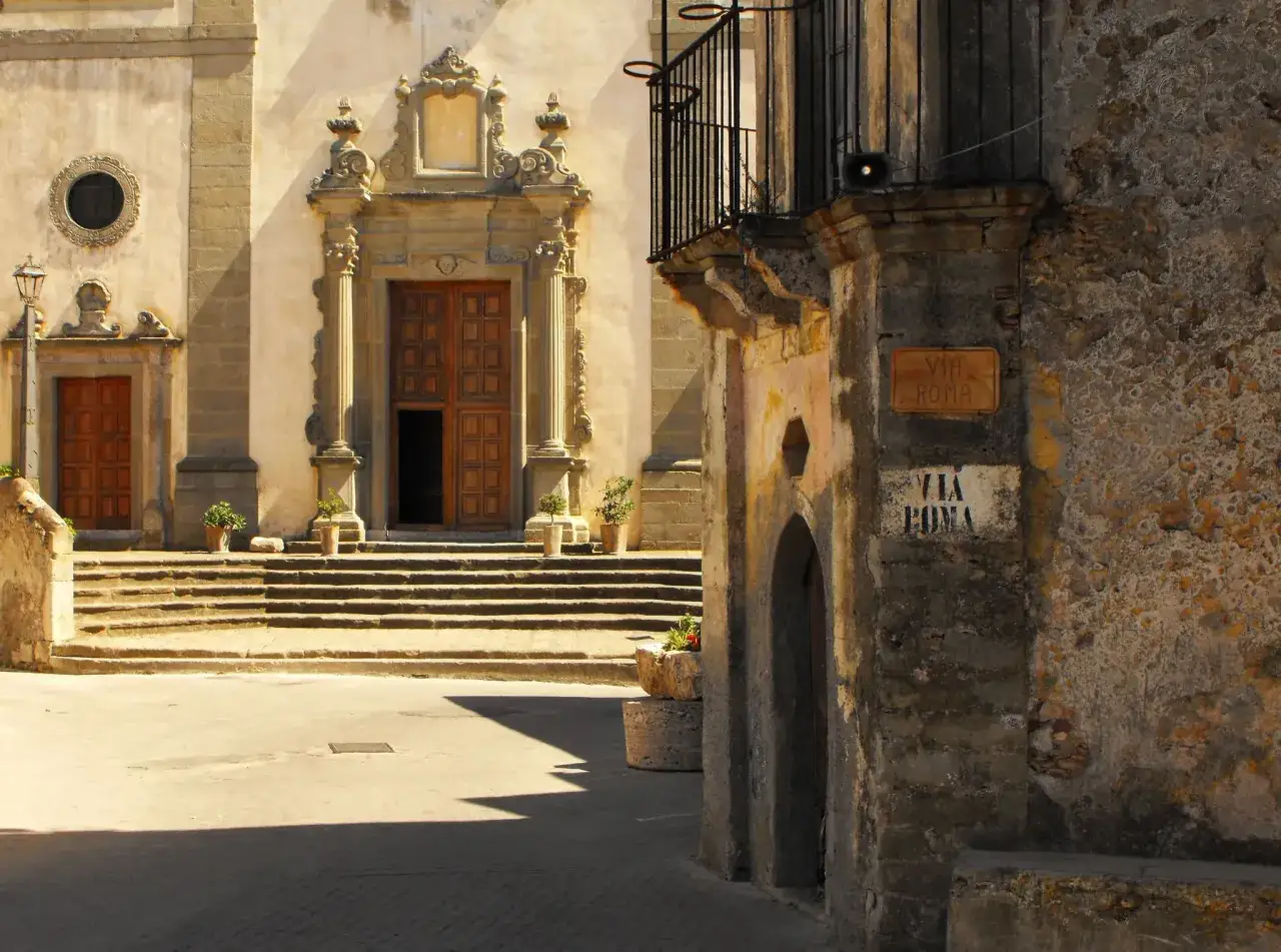 Kamienne schody i fasada kościoła, gdzie kręcono Ojca Chrzestnego. Znak 