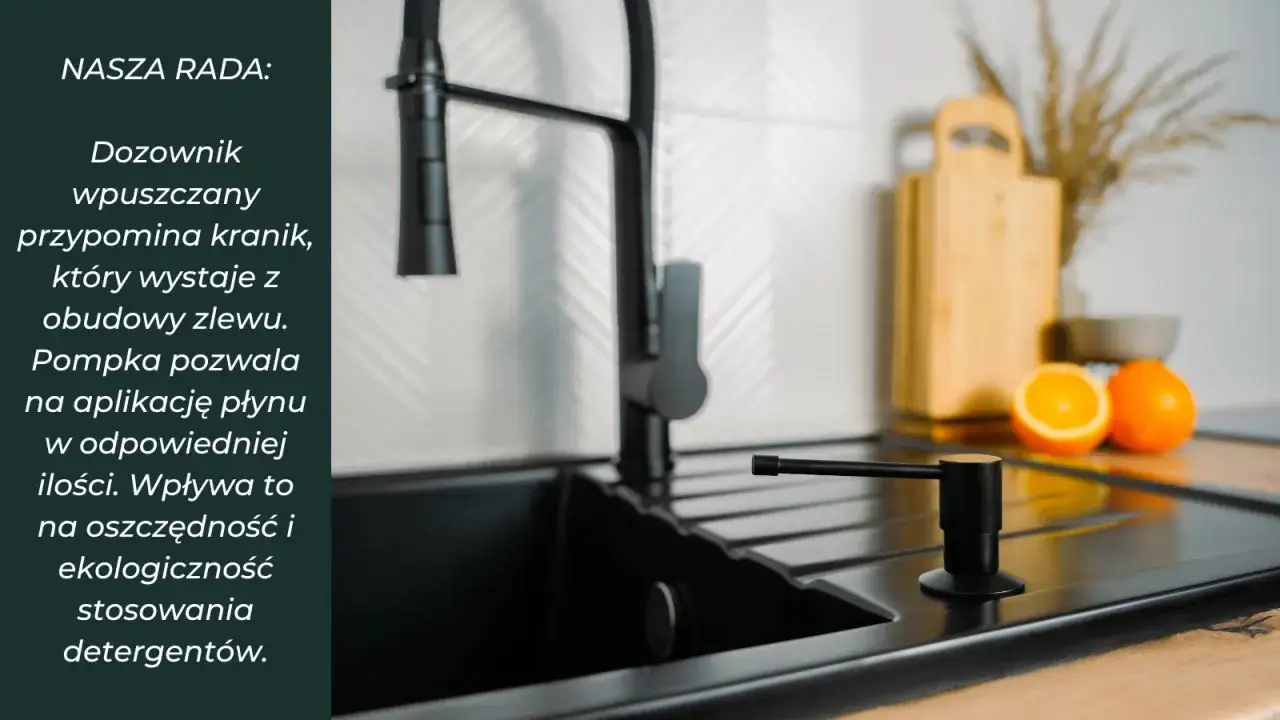 Czarny dozownik na płyn do naczyń wpuszczany w blat zlewu, dyskretnie pomaga w codziennych porządkach.