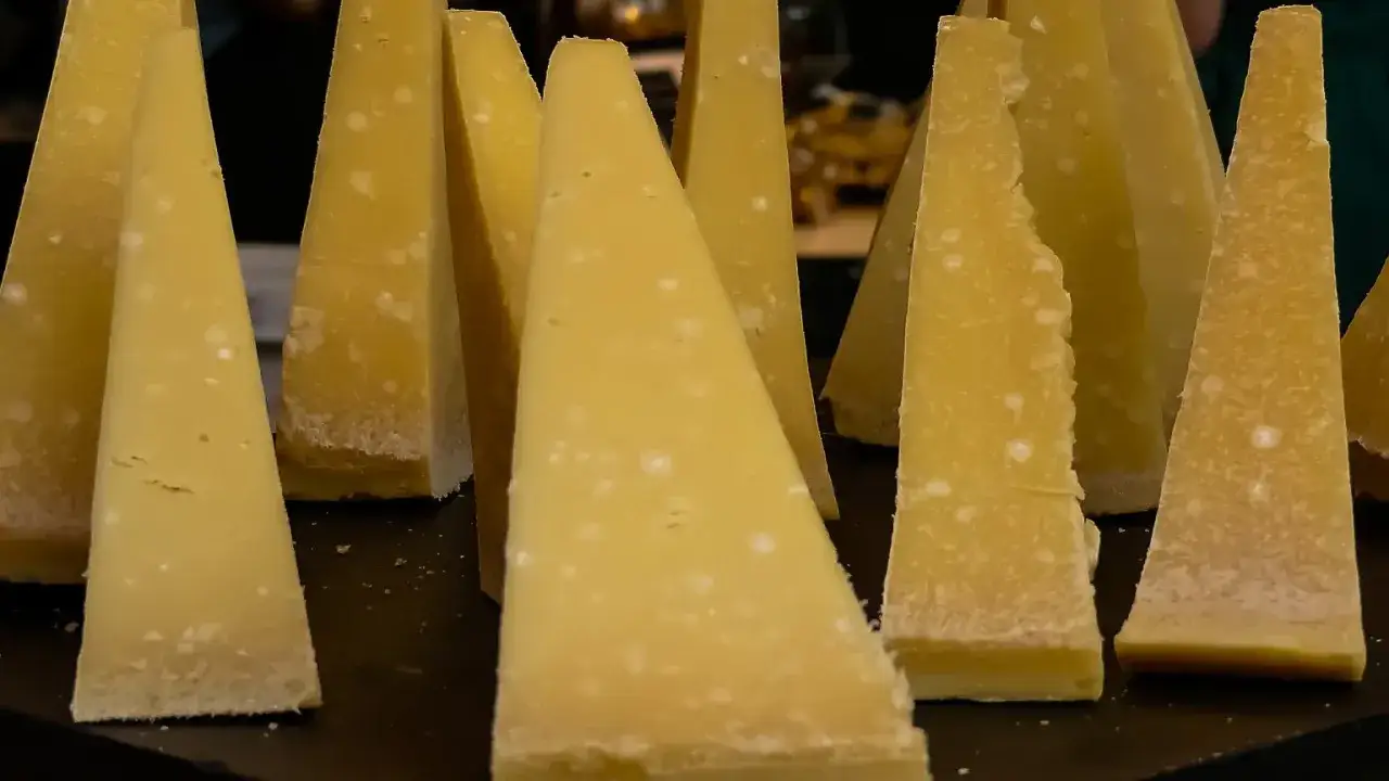 zepsuty parmezan pleśń