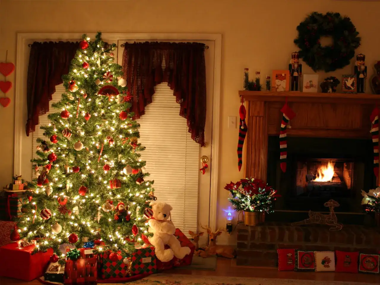 Przytulny salon z choinką, kominkiem i prezentami. Czas pomyśleć, kiedy ściągnąć dekoracje świąteczne.