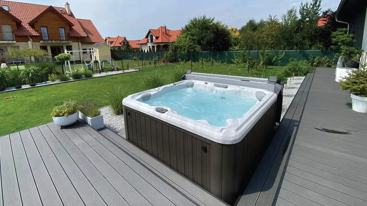 r&oacute;żne rodzaje wanien spa w ogrodzie i w domu