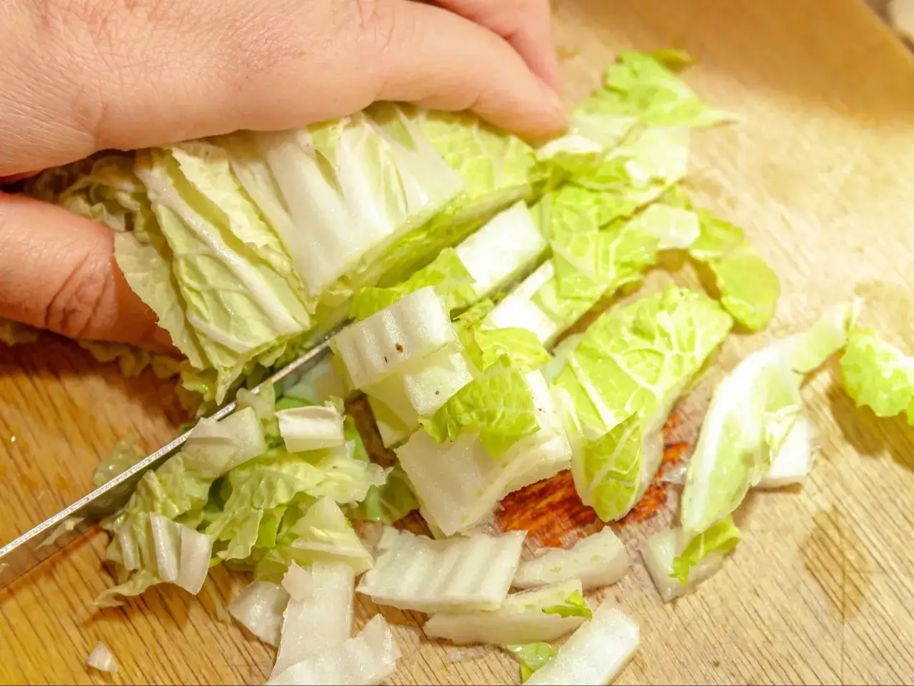 krojenie kapusty pekińskiej na sur&oacute;wkę